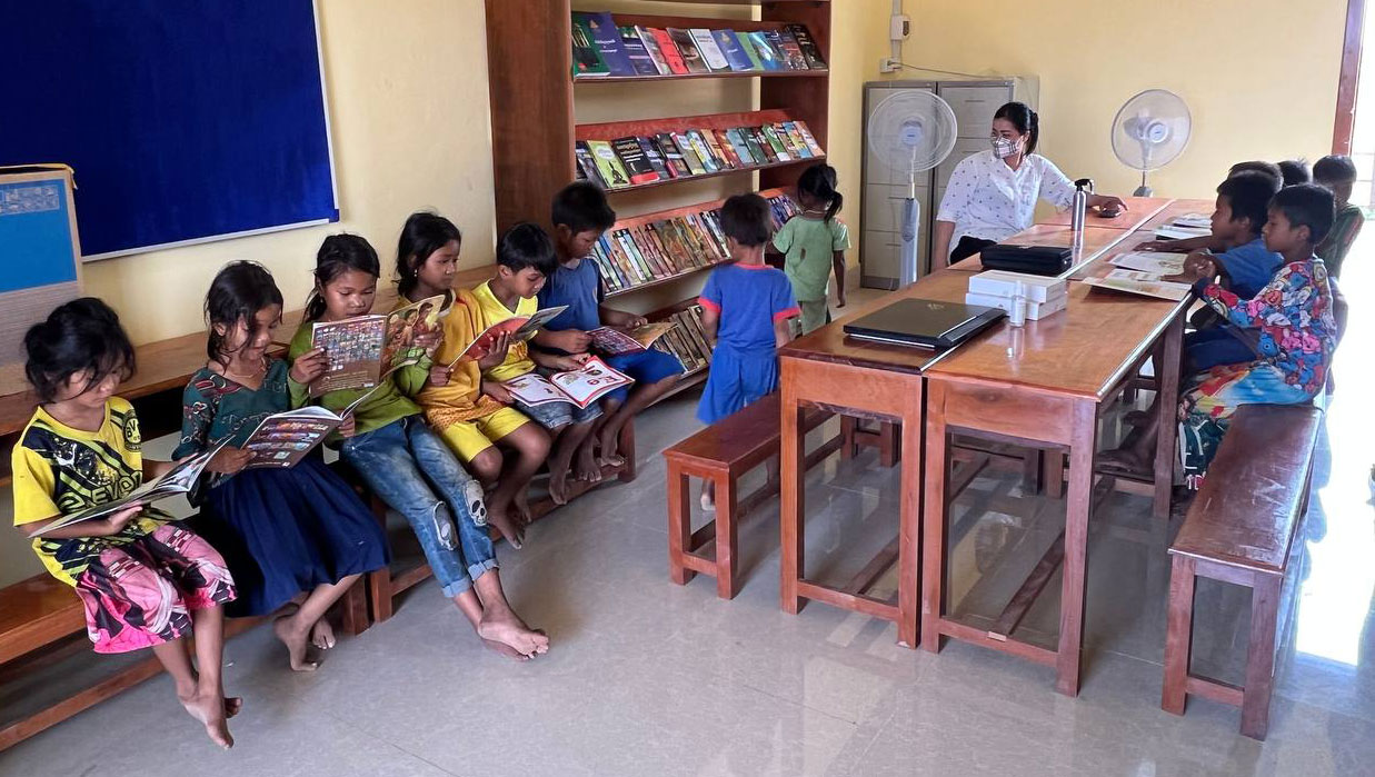 カンボジアの寺子屋で学習する子どもたち
